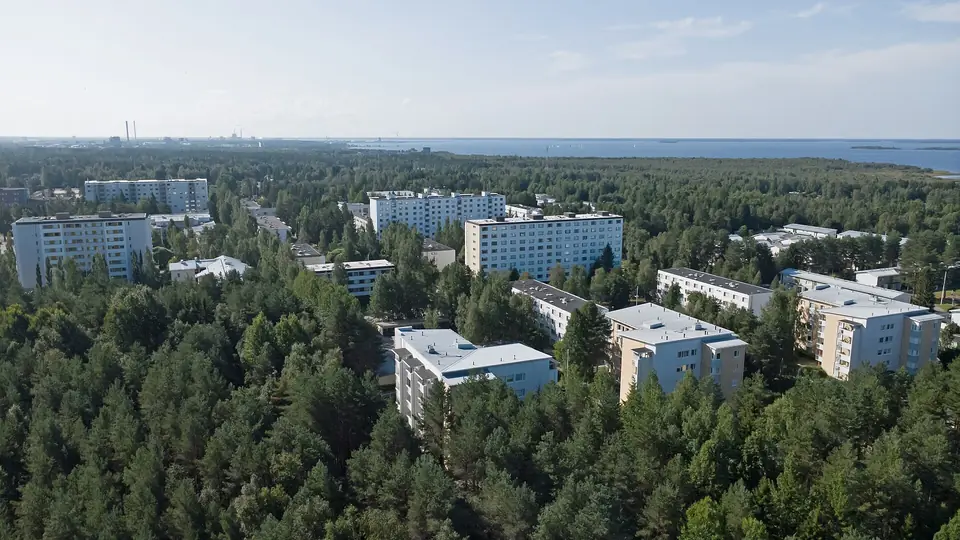 Kerrostaloalue metsän keskellä