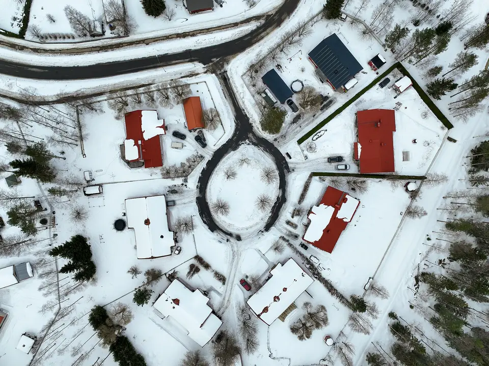 Omakotitaloja talvella ylhäältä